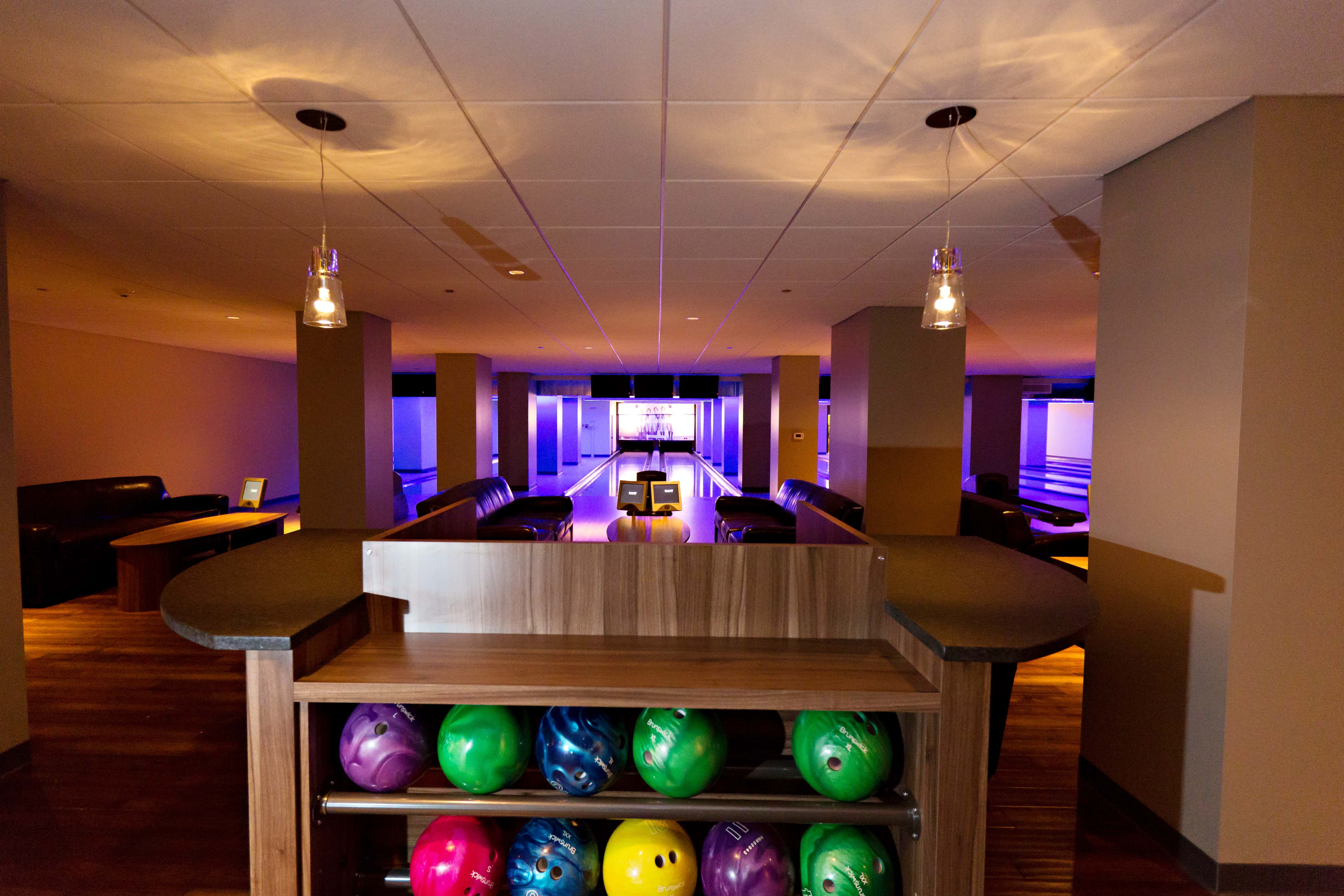 Боулинг оренбург. Pinstripes Bistro Bowling Bocce. Bowling Alley Ann Arbor.